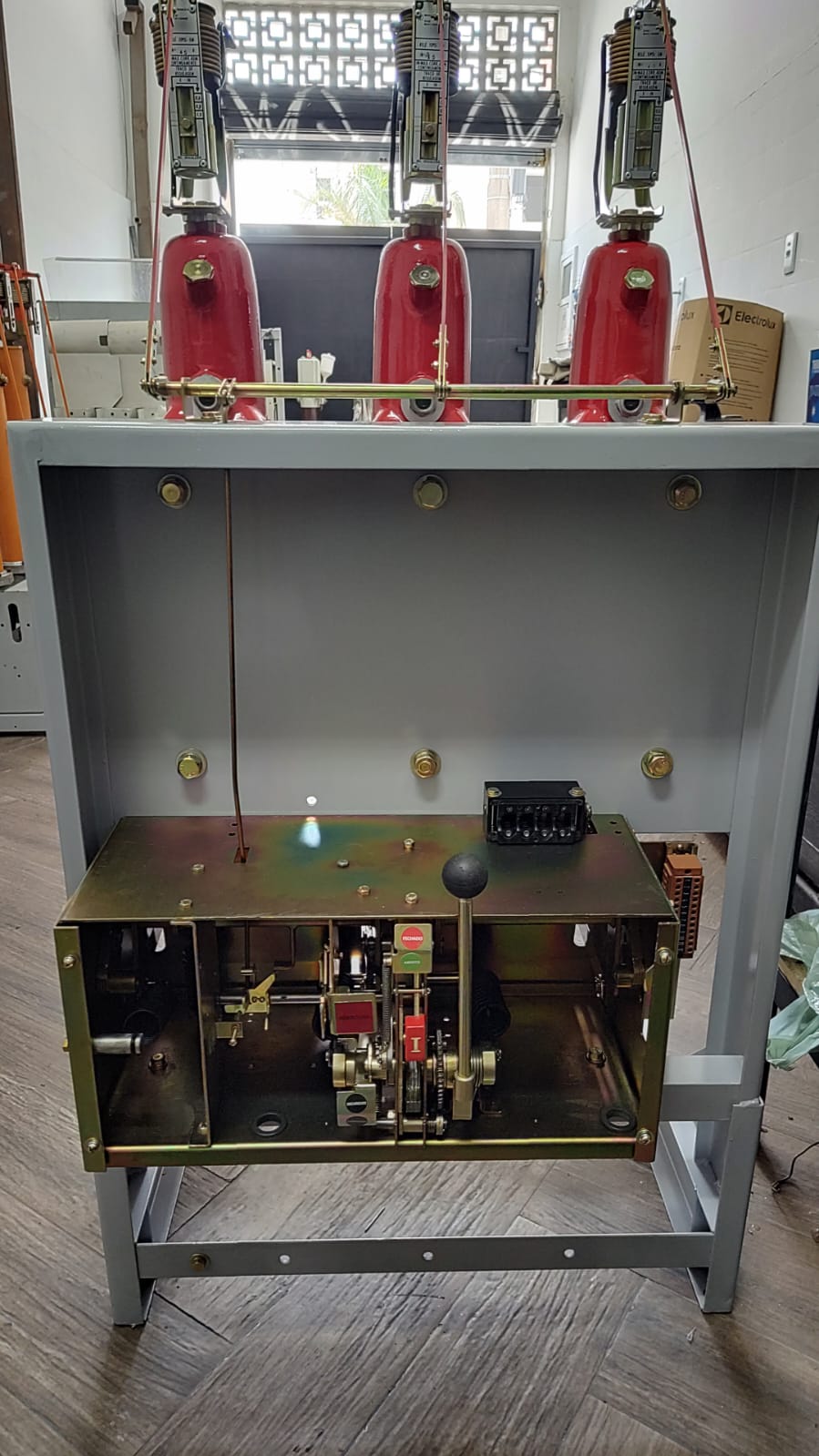 Detalhe de componente técnico utilizado em serviços de manutenção